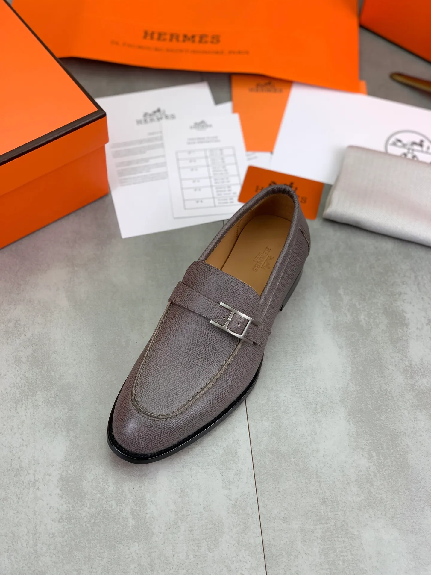Factory price P980 💰💎💎💎 Original genuine leather outsole Brand: Hermès Grade: Same as the official website Original quality materials: Original soft calfskin Water-dyed cowhide lining Original Italian genuine leather outsole Style categories: Men's fashion Formal casual leather shoes Slip-on men's shoes series Young fashion European and American trends British style Code number: 39-45 (38.46 can be customized)